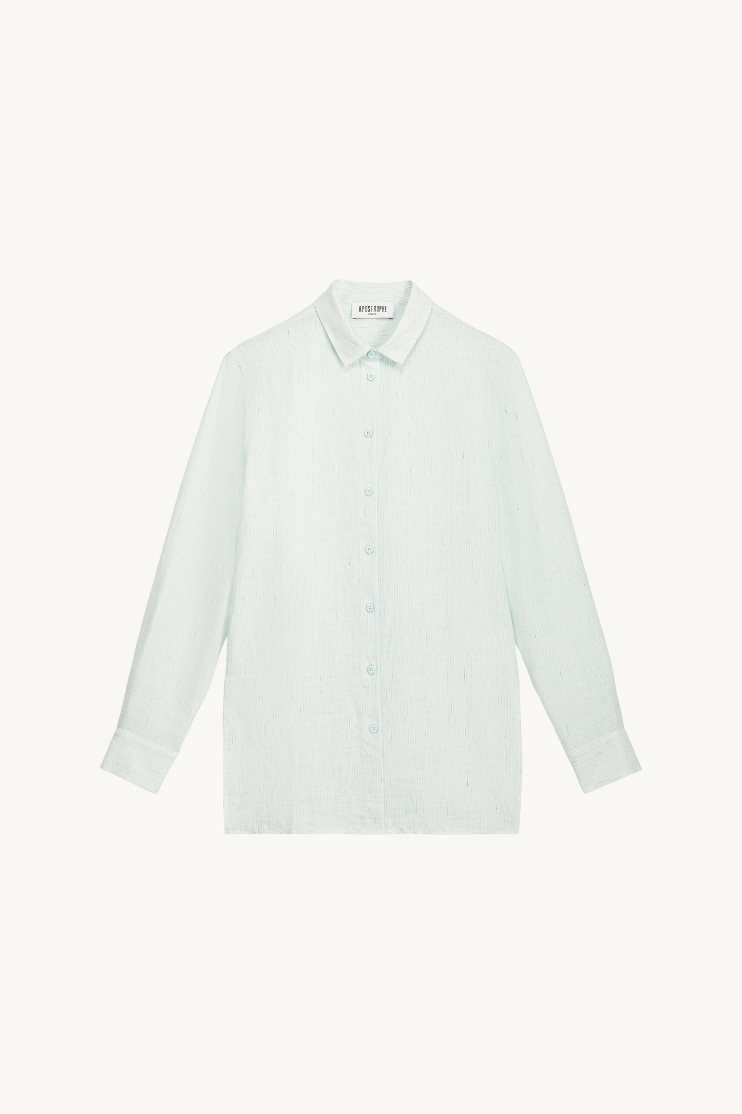 Une chemise en lin vert d’eau au tombé fluide et aux rayures subtiles.