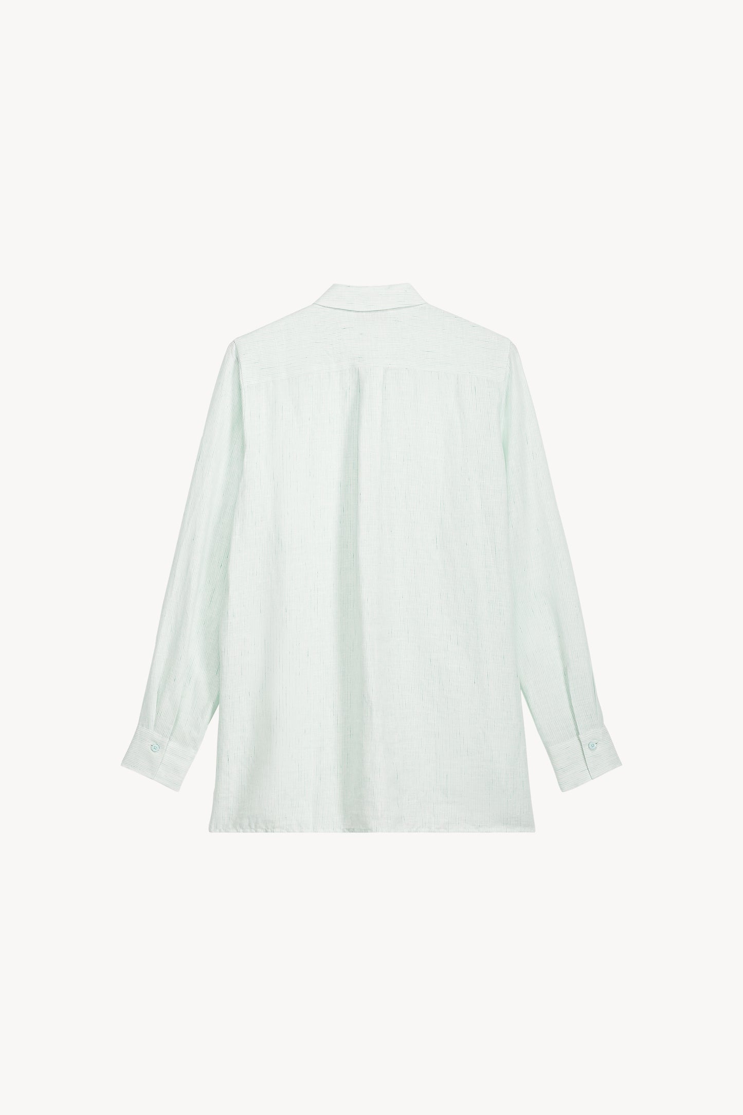 Cette chemise rayée révèle toute sa modernité dans les détails : boutons nacrés, patte apparente et coupe droite intemporelle.