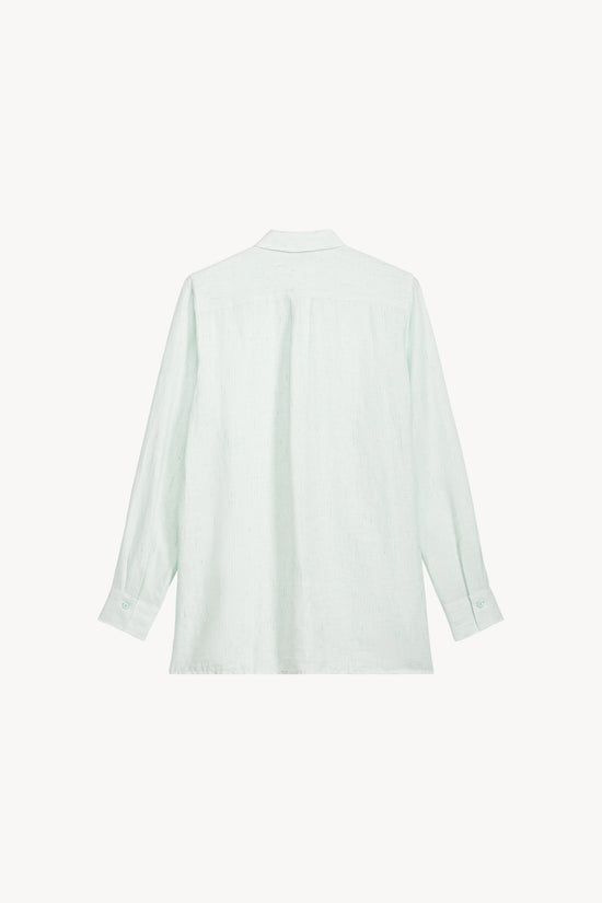 Cette chemise rayée révèle toute sa modernité dans les détails : boutons nacrés, patte apparente et coupe droite intemporelle.