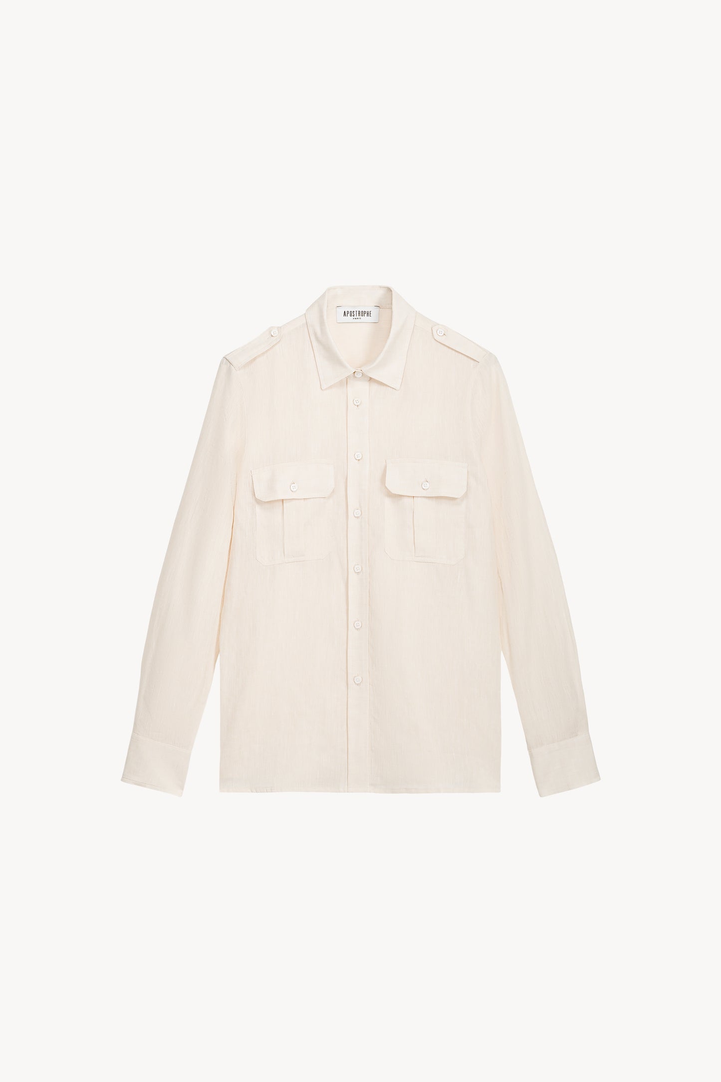 Cette chemise droite au style militaire se distingue par ses boutons nacrés blanc cassé puis son tissu de qualité et sa coupe soignée.