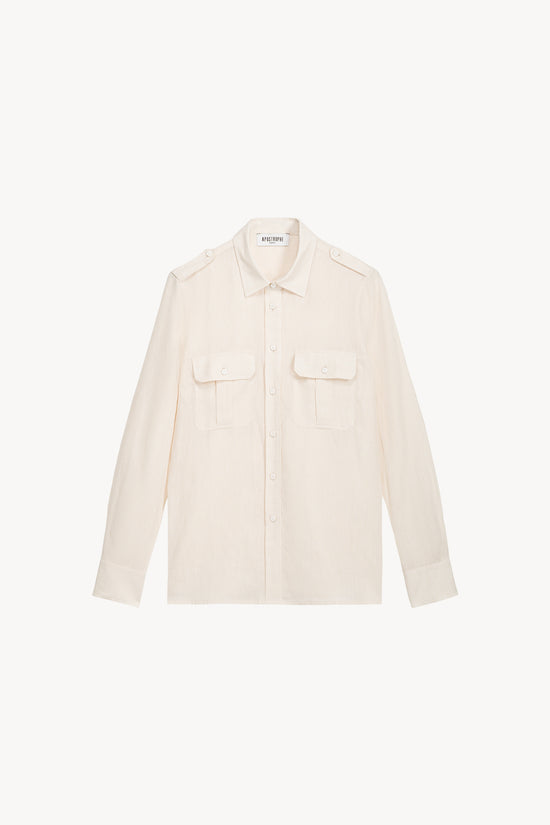 Cette chemise droite au style militaire se distingue par ses boutons nacrés blanc cassé puis son tissu de qualité et sa coupe soignée.
