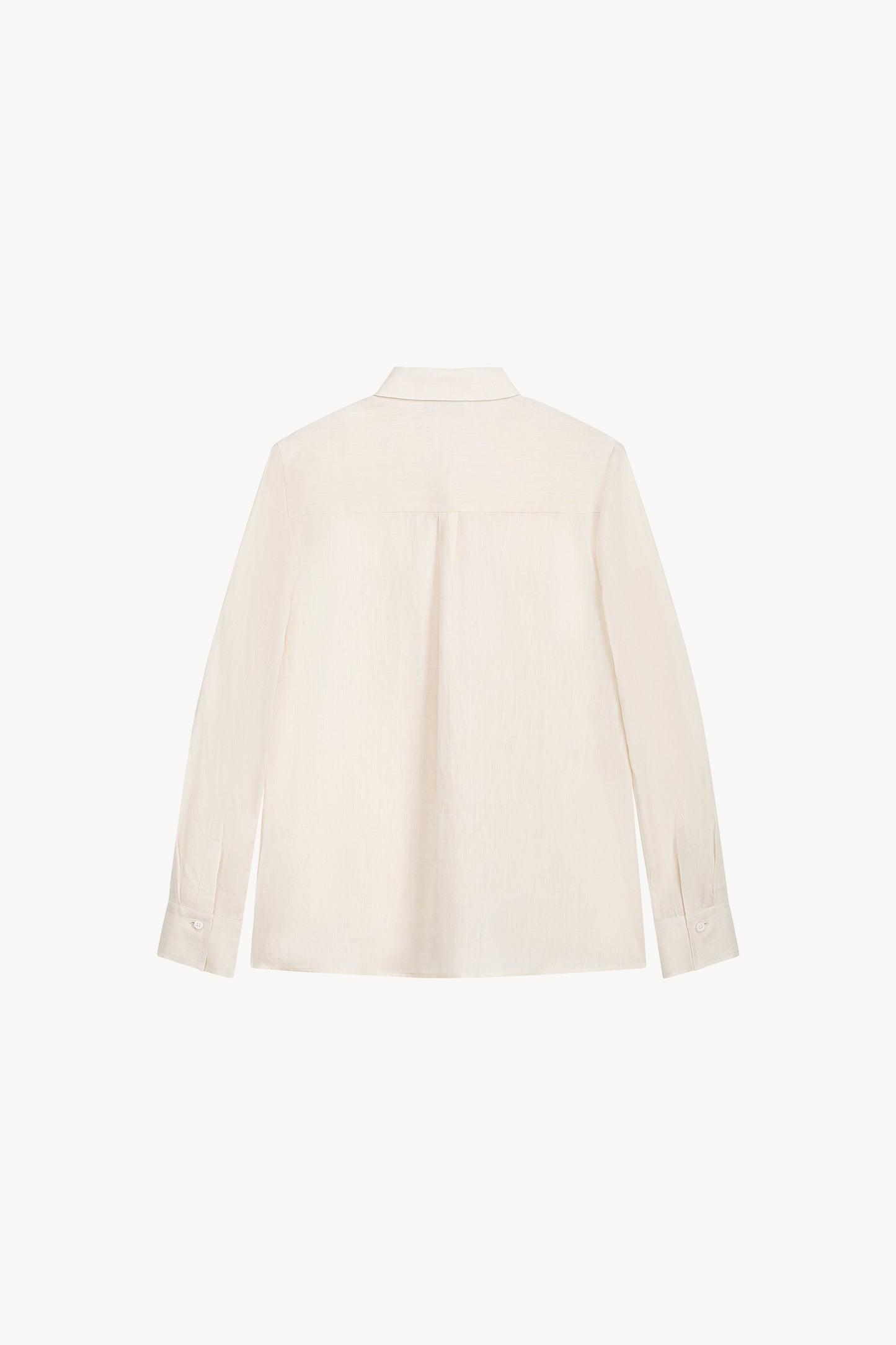 Confectionnée dans un esprit contemporain, cette chemise militaire au boutonnage nacré blanc cassé.