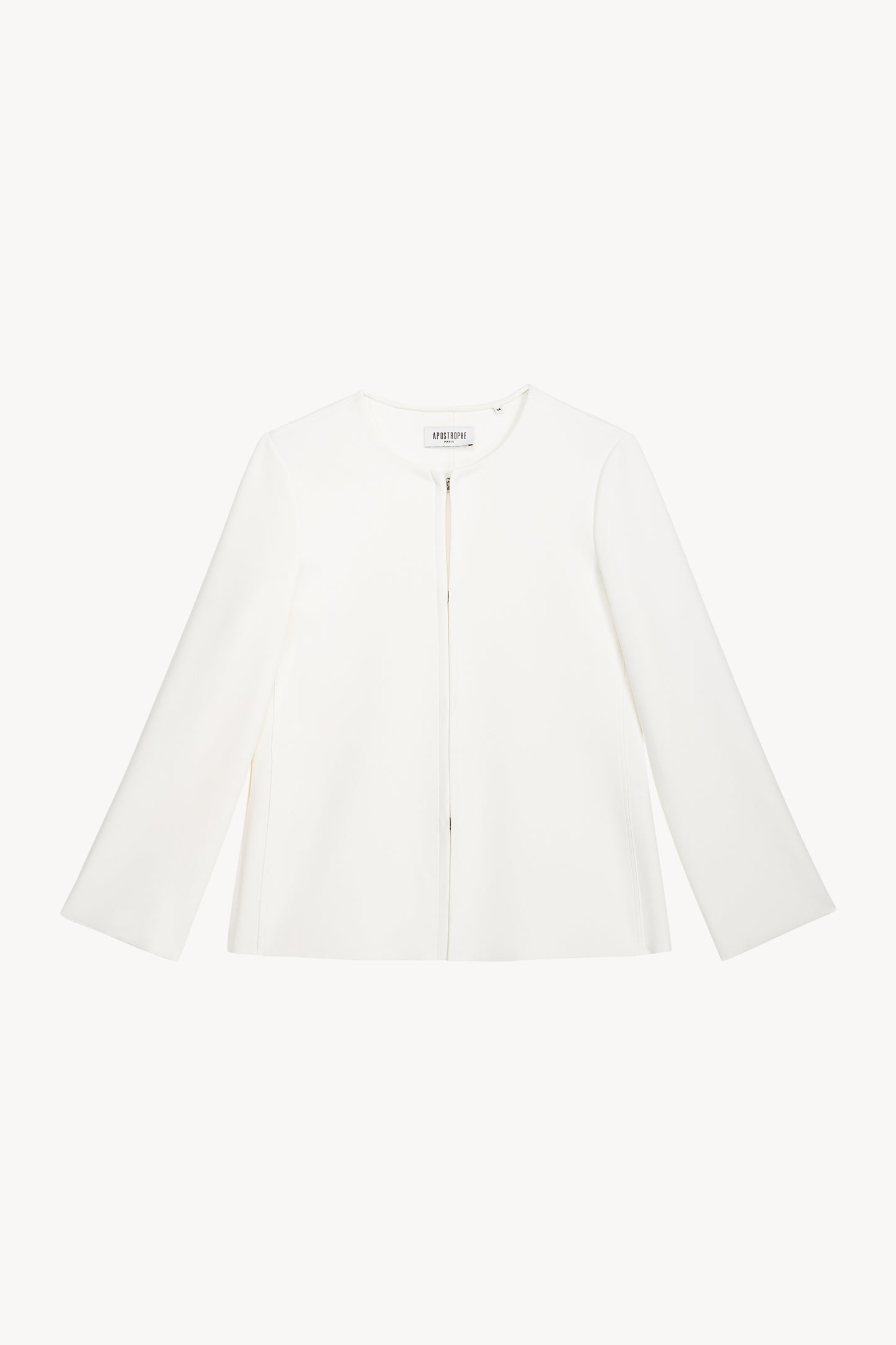 Cette tunique blanche cintrée, au design chemise avec une coupe structurée et sa fermeture à crochets 