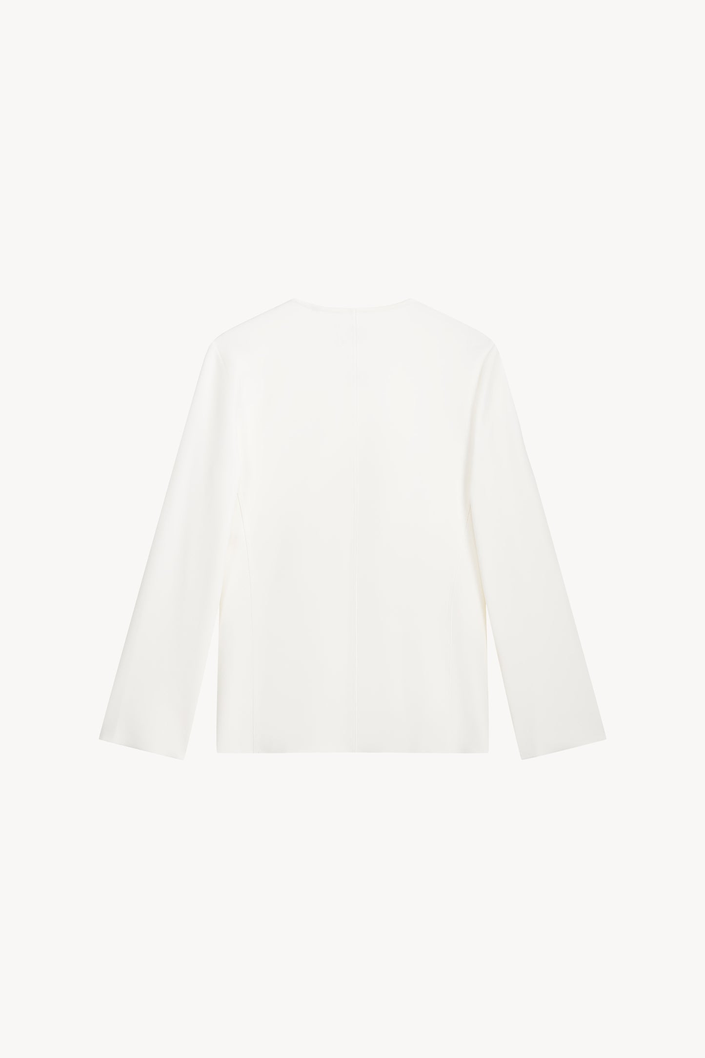 Tunique blanche offre une silhouette flatteuse grâce à sa coupe chemise et ses détails subtils.