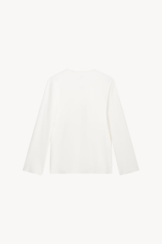 Tunique blanche offre une silhouette flatteuse grâce à sa coupe chemise et ses détails subtils.