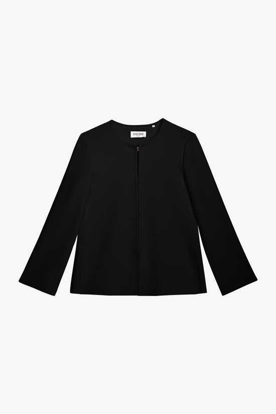 Cette tunique noire cintrée au design chemise avec une coupe flatteuse et ses détails raffinés 