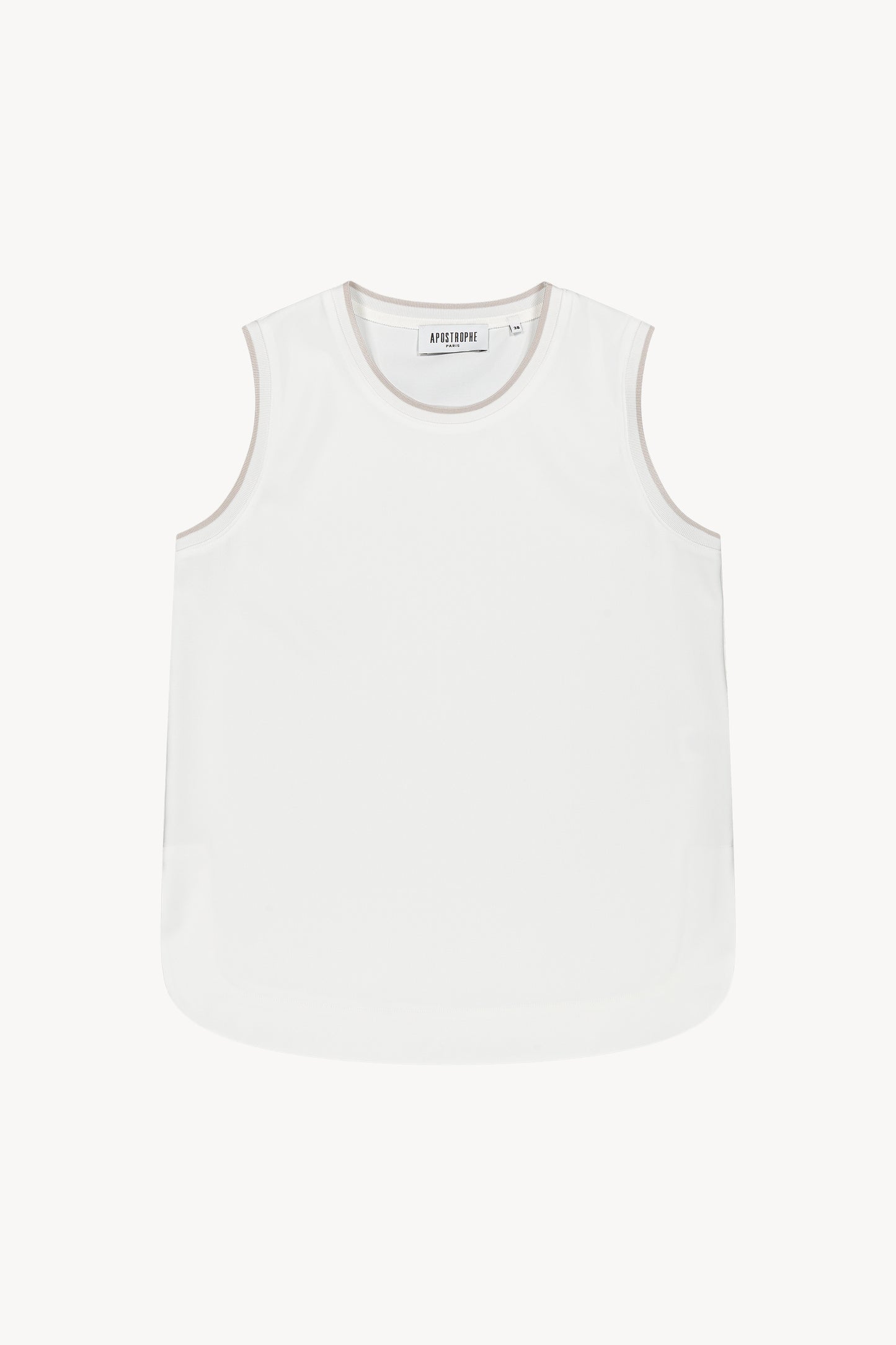 Top sans manches blanc cassé, au col rond classique, se distingue par ses emmanchures en maille côtelée bicolore avec des fentes latérales et une coupe ample