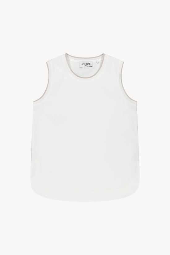 Top sans manches blanc cassé, au col rond classique, se distingue par ses emmanchures en maille côtelée bicolore avec des fentes latérales et une coupe ample
