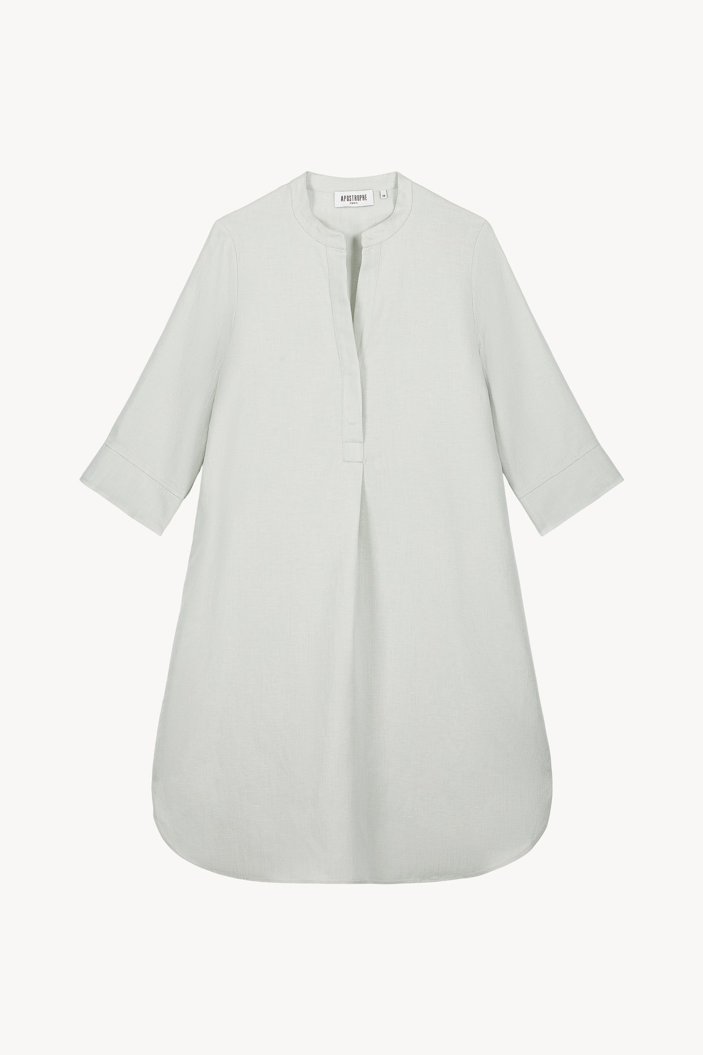Robe mi-longue vert d’eau en lin, à col officier ouvert, manches 3/4 et fentes latérales.