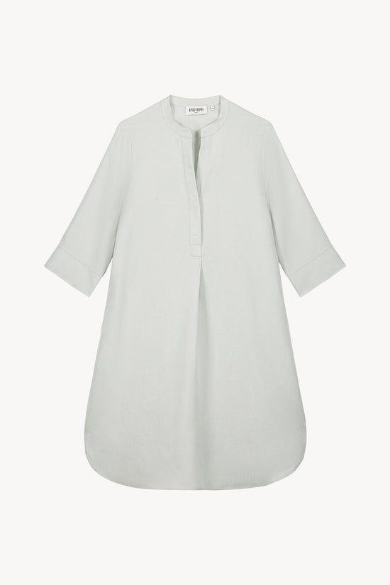 Robe mi-longue vert d’eau en lin, à col officier ouvert, manches 3/4 et fentes latérales.