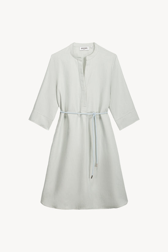 Robe fluide vert d’eau, col ouvert, manches 3/4 et détails modernes. 
