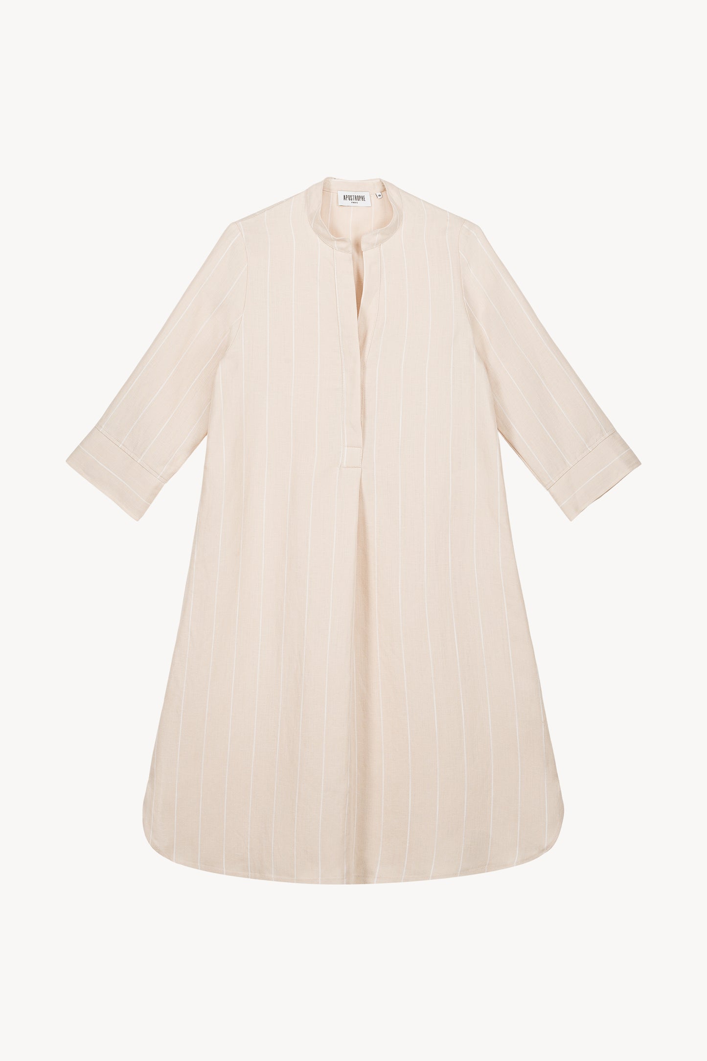 Robe mi-longue beige, avec son col officier ouvert et ses détails soignés.