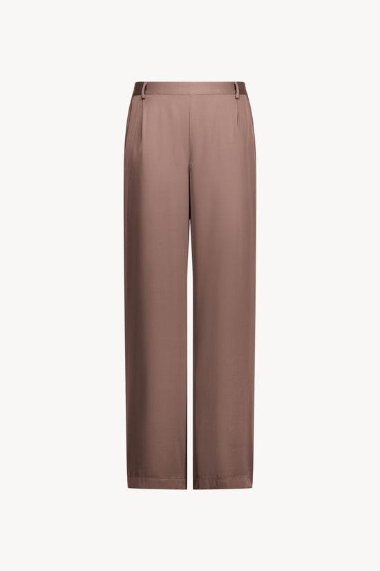 L'élégance discrète de ce pantalon droit en georgette de soie stretch, dans une nuance raffinée de marron glacé, se distingue par sa coupe impeccable.