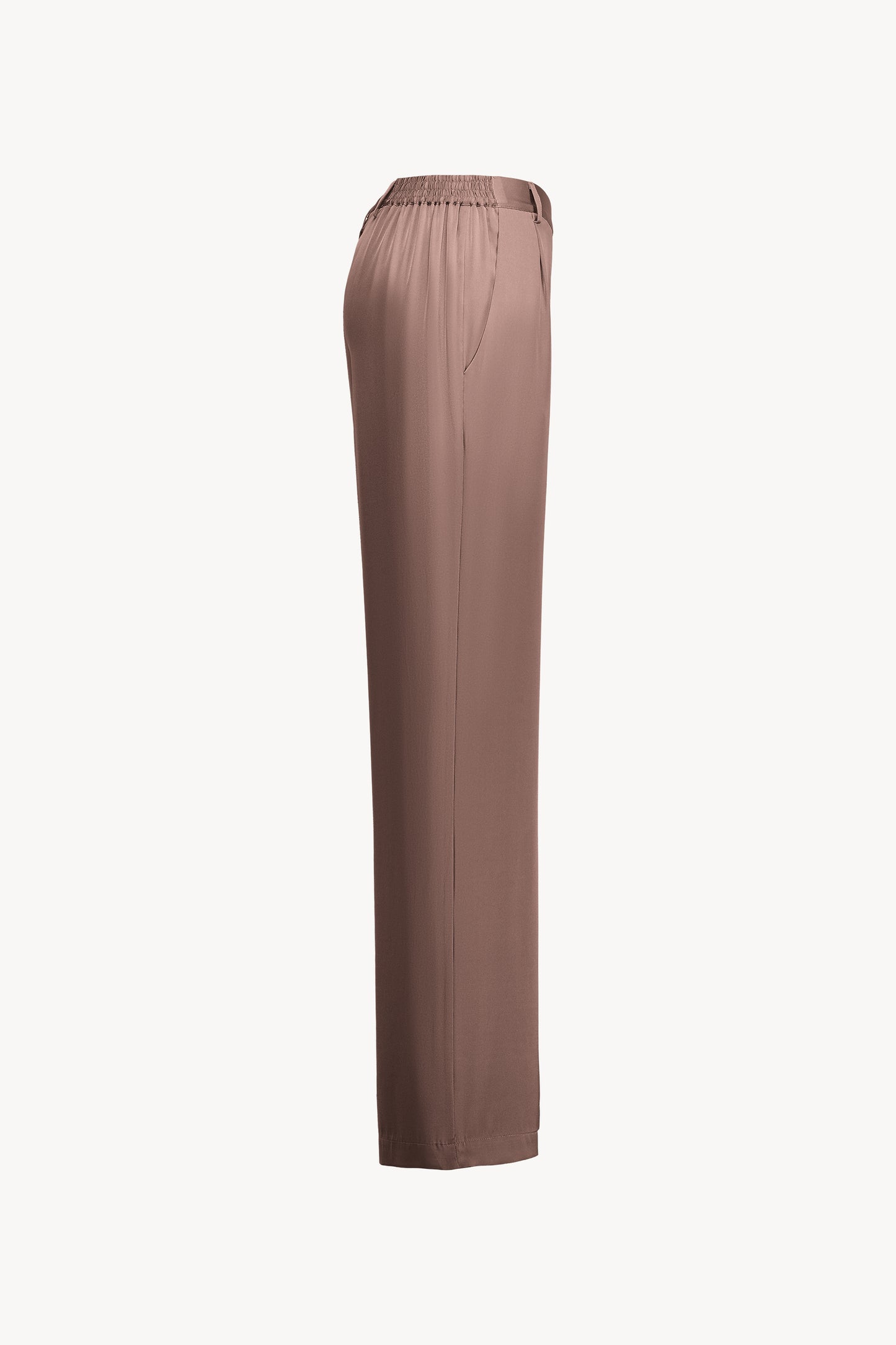 L'élégance discrète de ce pantalon droit en georgette de soie stretch, dans une nuance raffinée de marron glacé, se distingue par sa coupe impeccable.