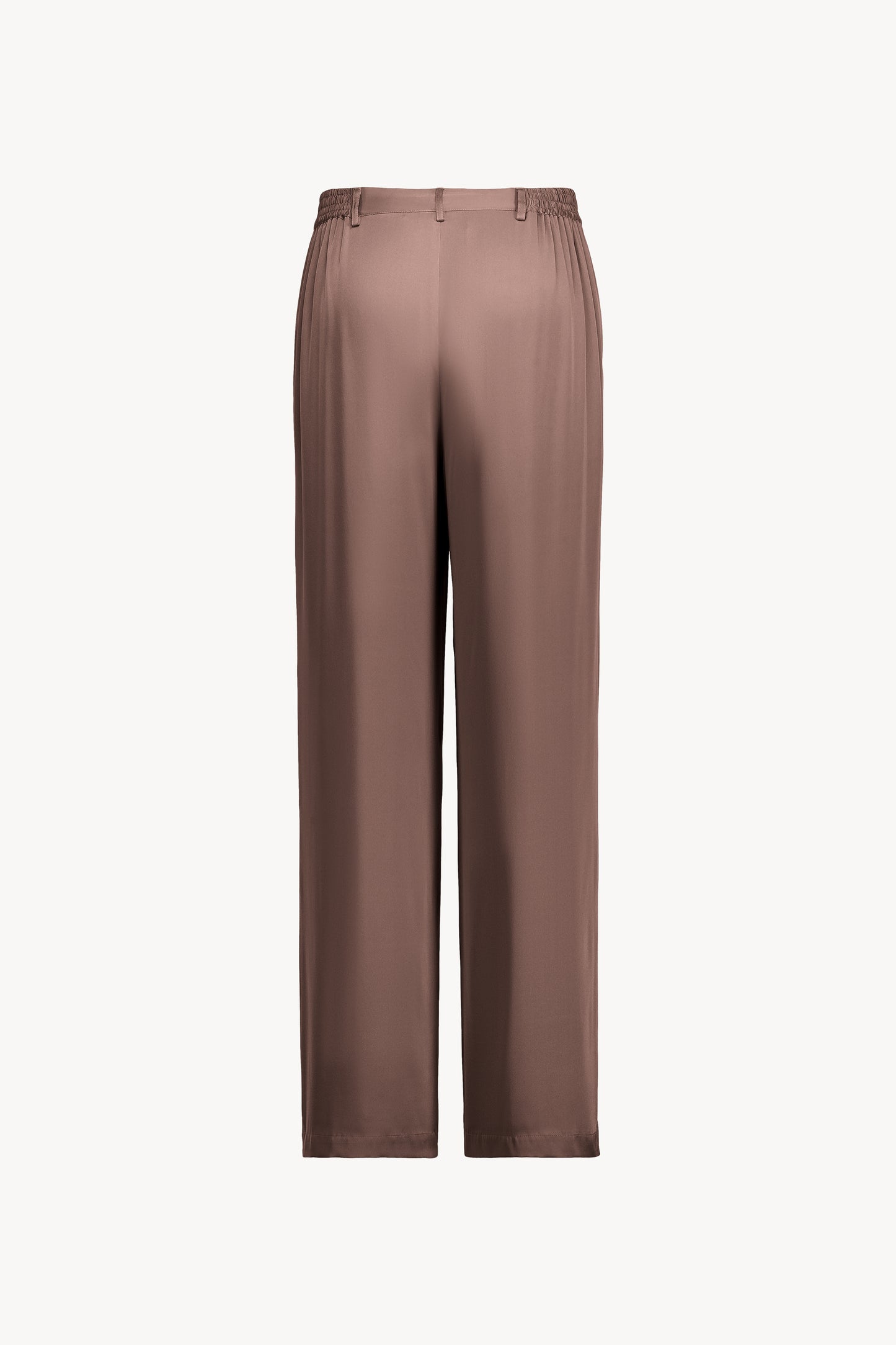L'élégance discrète de ce pantalon droit en georgette de soie stretch, dans une nuance raffinée de marron glacé, se distingue par sa coupe impeccable.