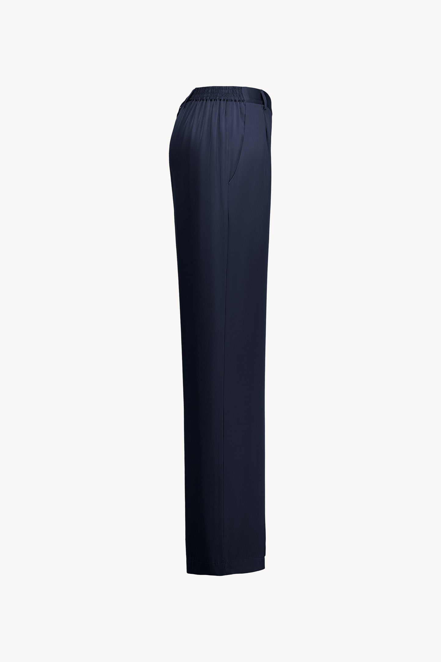 Polyvalent et élégant, ce pantalon droit marine doté d'une ceinture élastique intérieure  et de poches plaquées pour une touche pratique