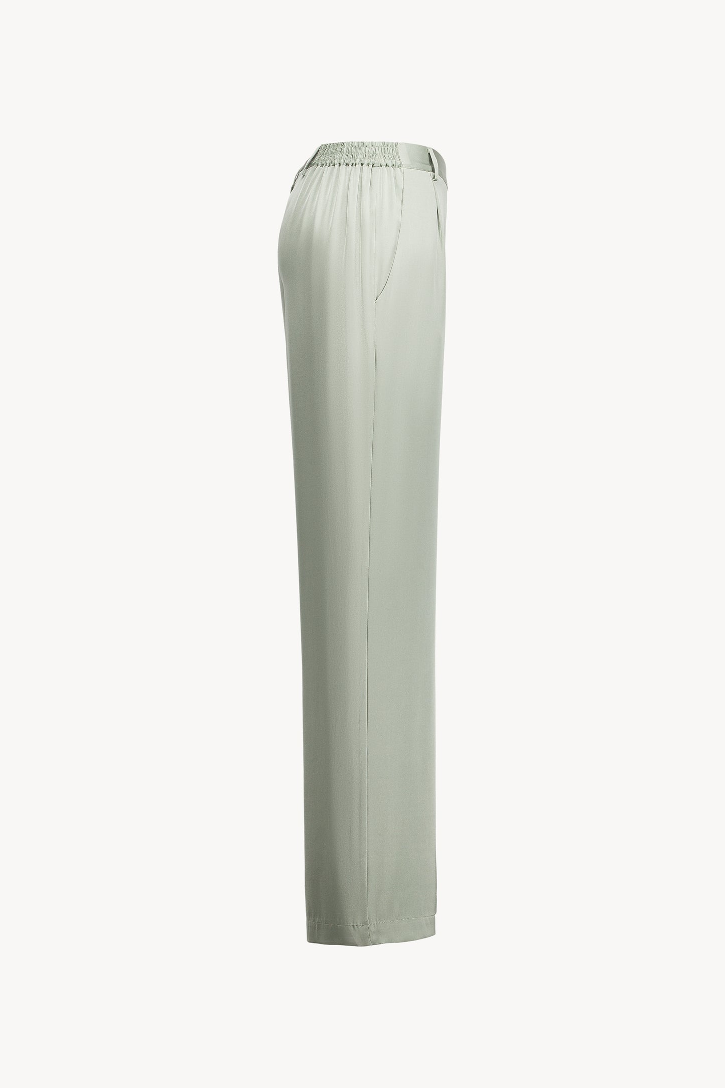 Ce pantalon en georgette de soie stretch se distingue par ses finitions élégantes et son confort optimal. 