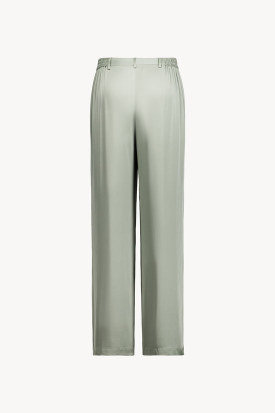 Ce pantalon en georgette de soie stretch se distingue par ses finitions élégantes et son confort optimal. 