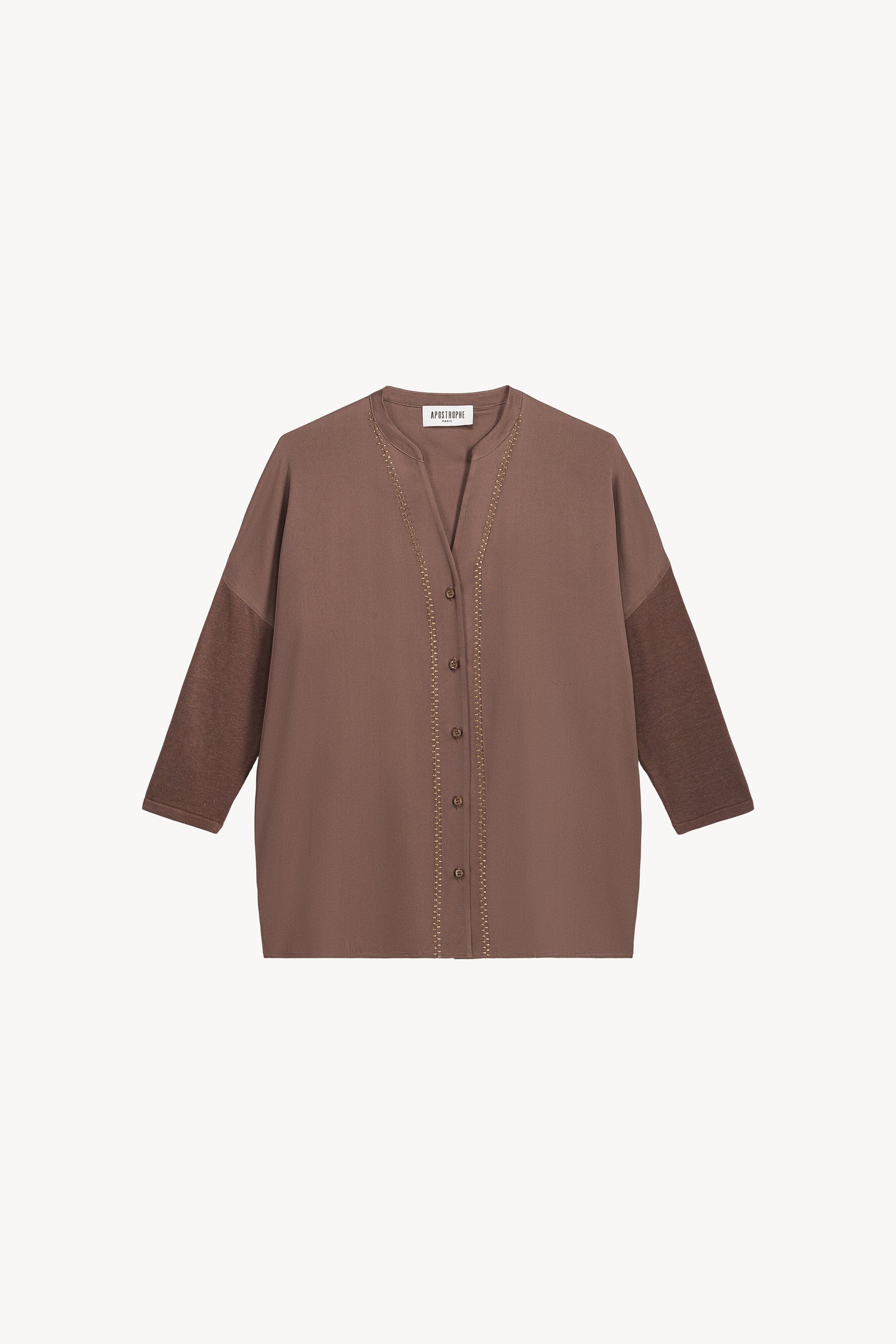 Son col en V, ses manches en jersey et la broderie ton sur ton créent une silhouette raffinée, tandis que la georgette de soie stretch assure une fluidité parfaite.