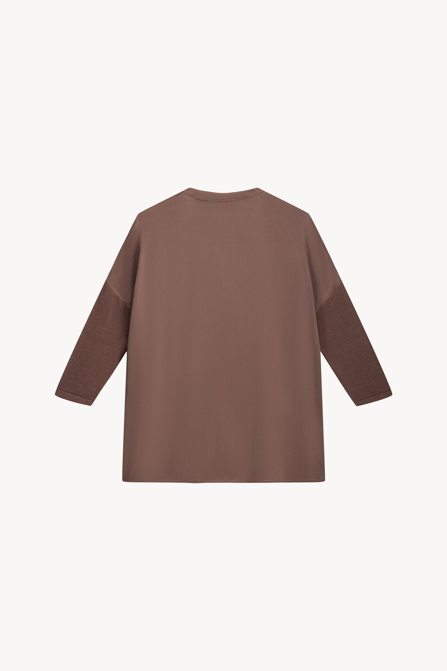 Son col en V, ses manches en jersey et la broderie ton sur ton créent une silhouette raffinée, tandis que la georgette de soie stretch assure une fluidité parfaite.