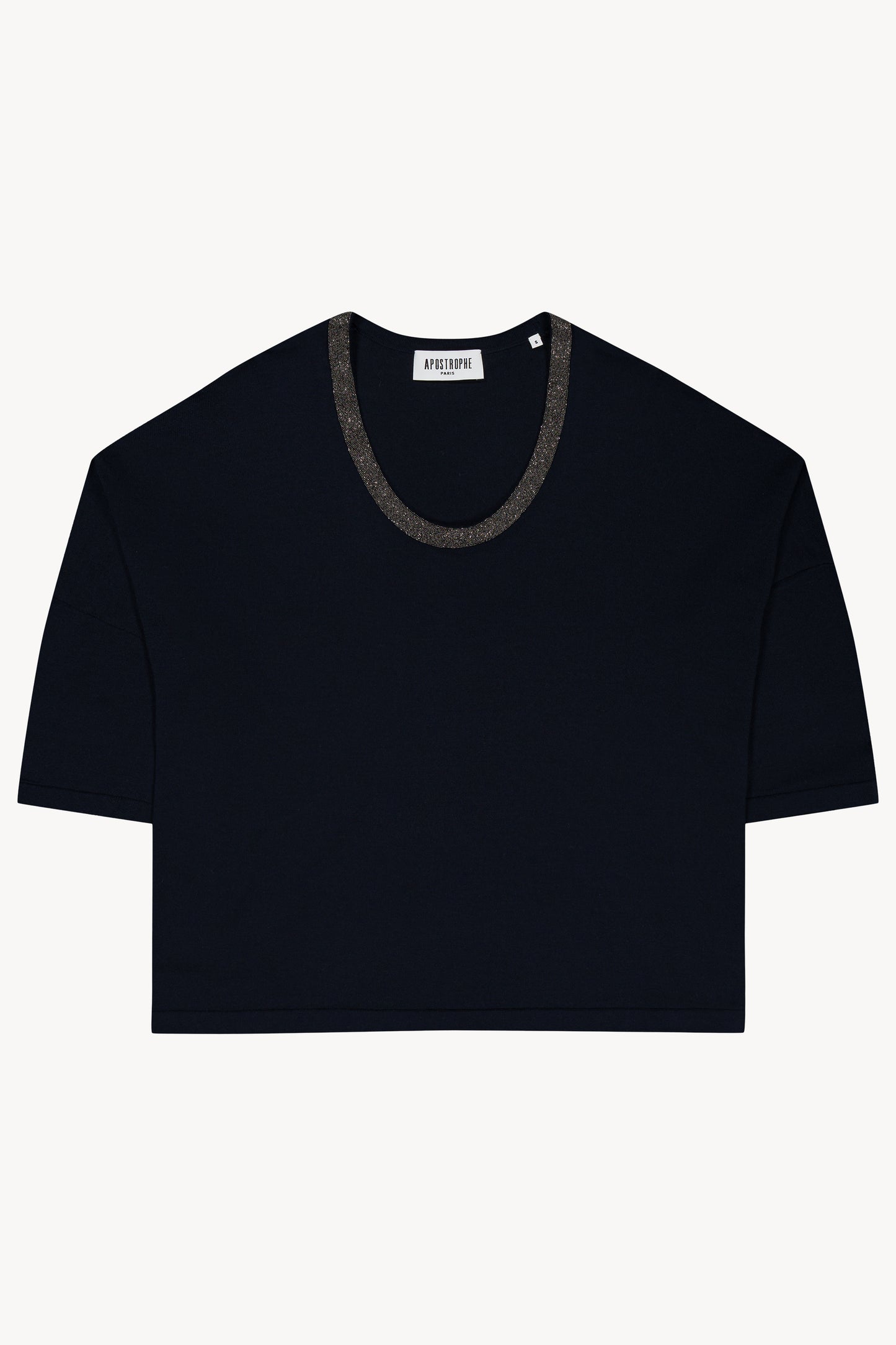 Ce pull oversize marine en laine mérinos séduit par sa coupe fluide et son encolure en U.