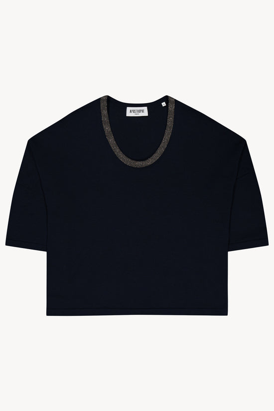 Ce pull oversize marine en laine mérinos séduit par sa coupe fluide et son encolure en U.