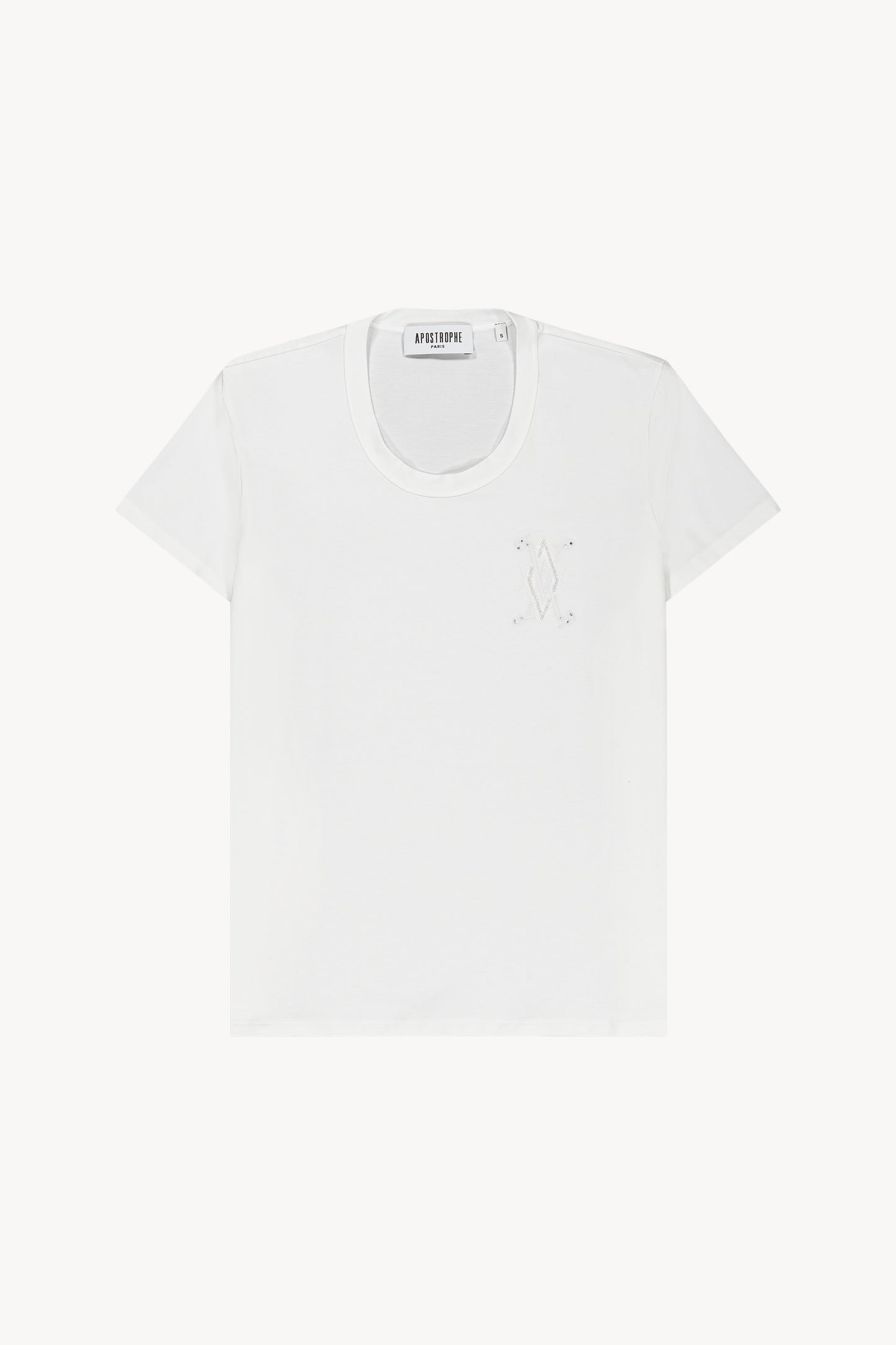 Ce t-shirt blanc optique, avec son col rond et ses manches courtes, est sublimé par une broderie délicate et sa coupe moderne