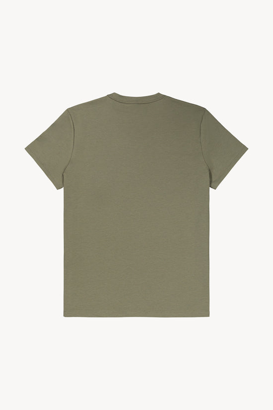 Un t-shirt kaki délicatement orné d'une broderie en perles en forme de cœur.