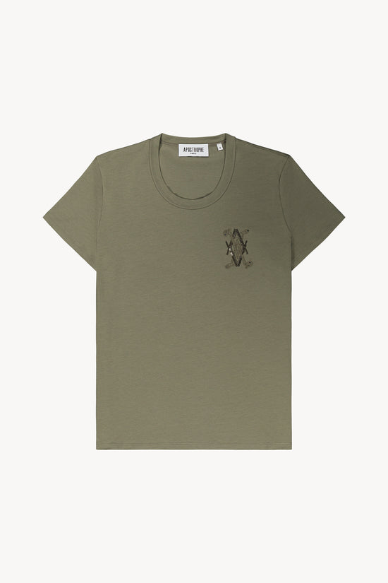 Ce t-shirt kaki à col rond et manches courtes, avec sa broderie en perles en forme de cœur et sa coupe moderne 
