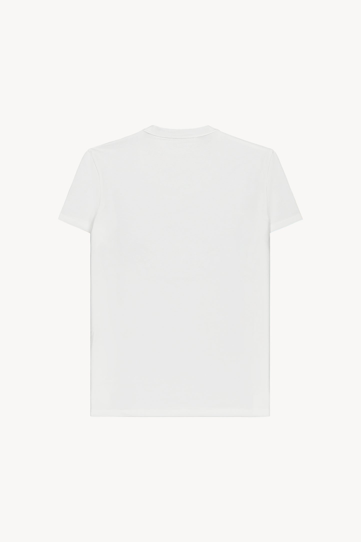 Détail du t-shirt blanc à col rond, souligné par une broderie en perles raffinée.