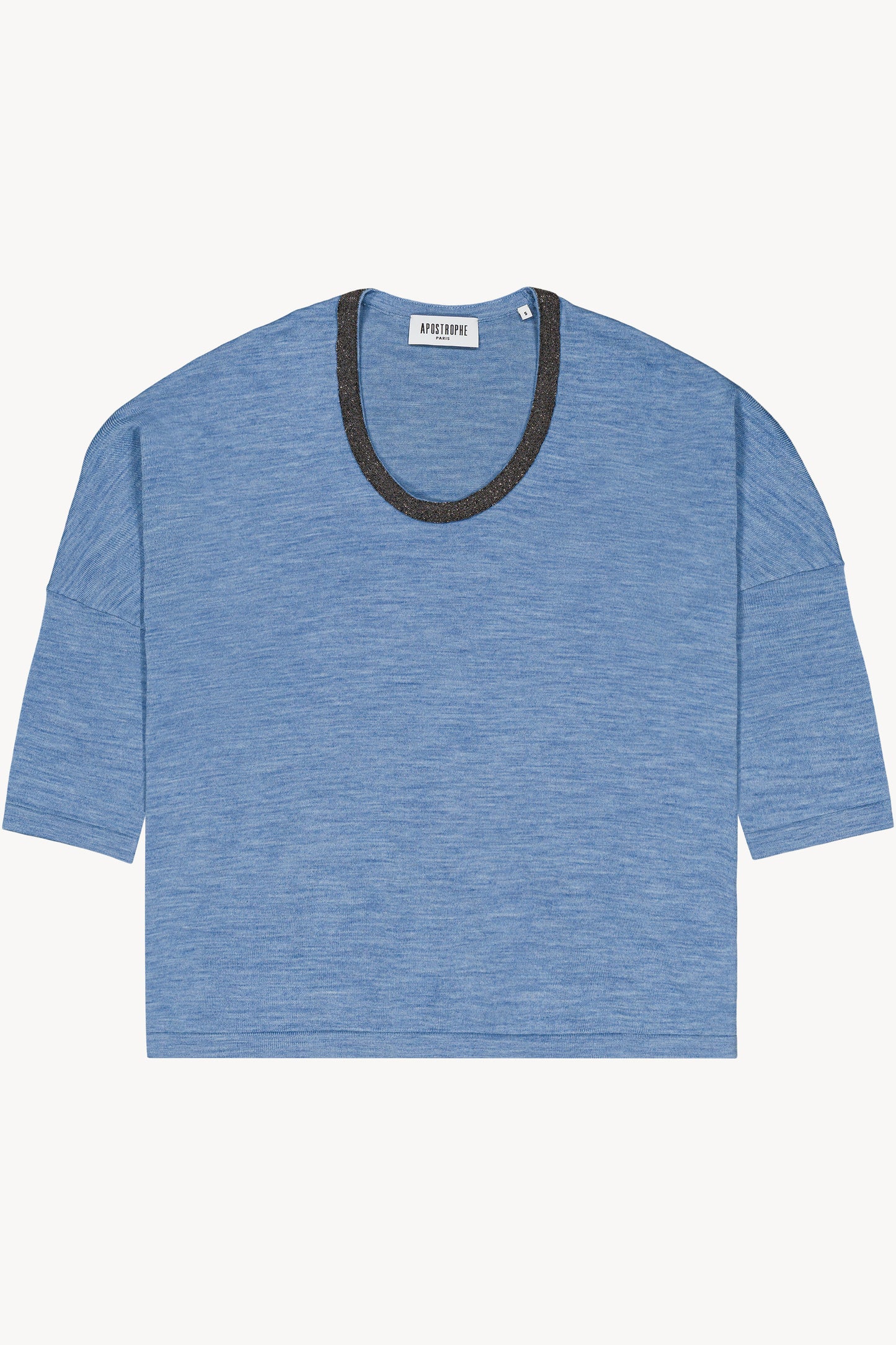 Ce pull oversize en laine mérinos bleu jean séduit par son encolure en U et sa coupe fluide.