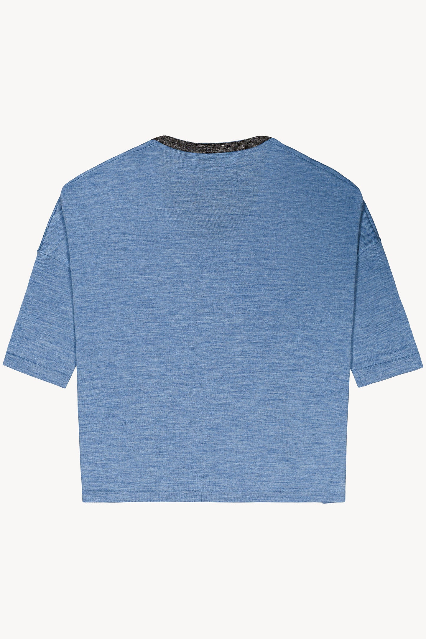 Ce pull oversize en laine mérinos bleu jean séduit par ses fentes latérales et ses manches tombantes.