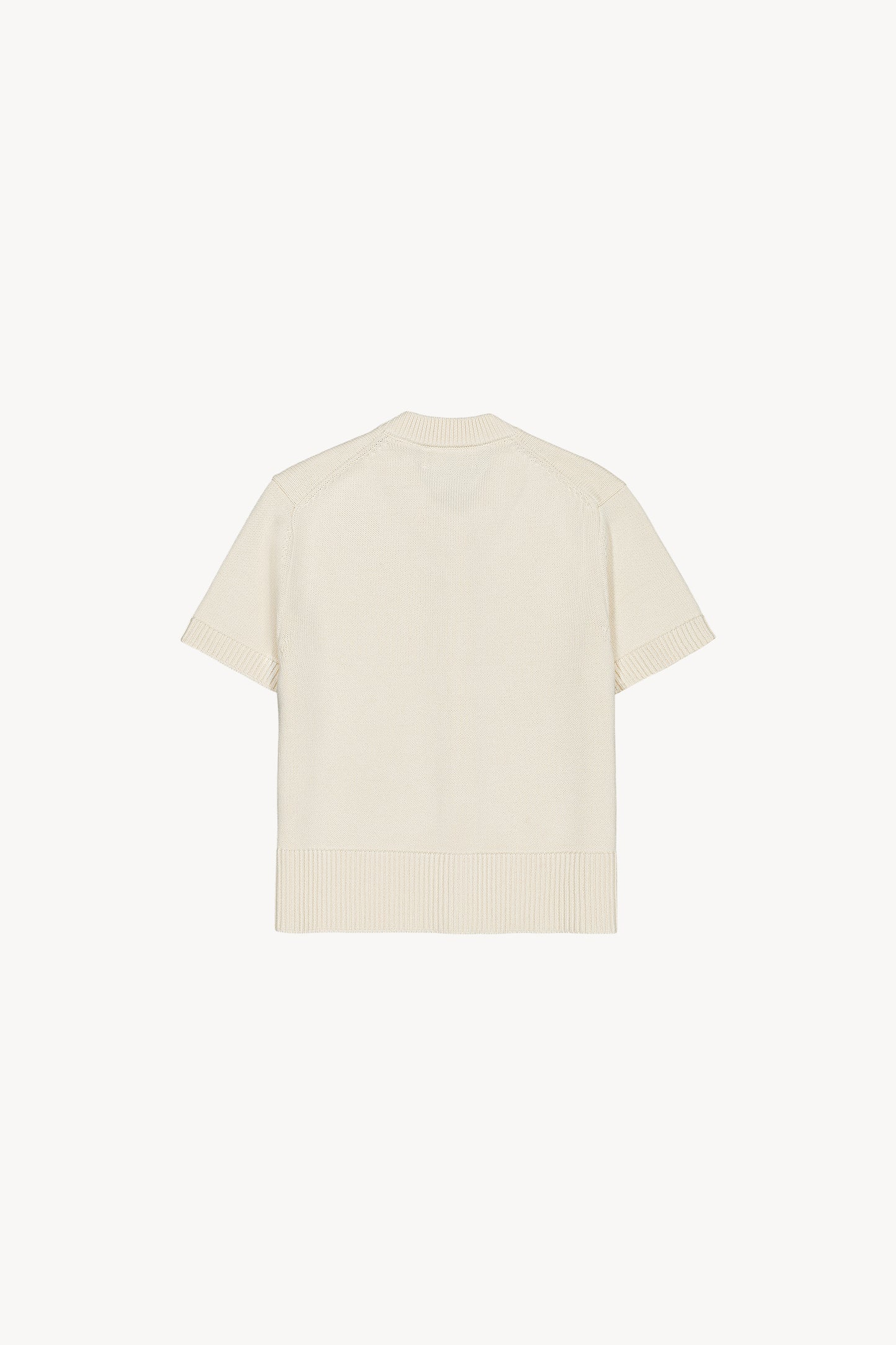 Gilet blanc cassé, manches courtes et encolure arrondie, avec boutons métalliques
