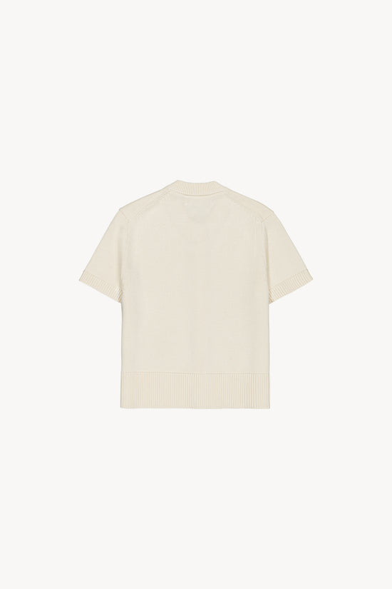 Gilet blanc cassé, manches courtes et encolure arrondie, avec boutons métalliques