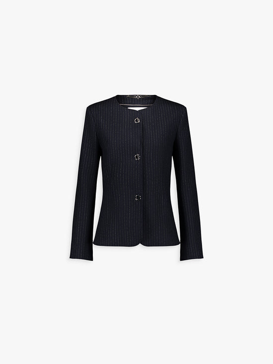 Veste cintrée marine à fines rayures, manches 3/4 et boutons métallisés œillet.