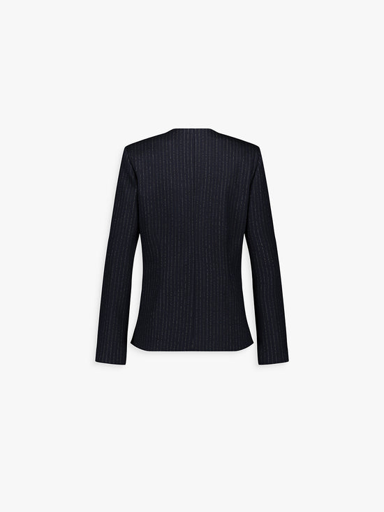 Dos de la veste cintrée marine à fines rayures, coupe ajustée et ligne épurée.