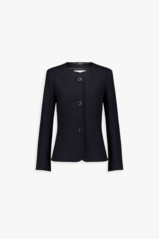 Veste cintrée marine à fines rayures, manches 3/4 et boutons métallisés œillet.