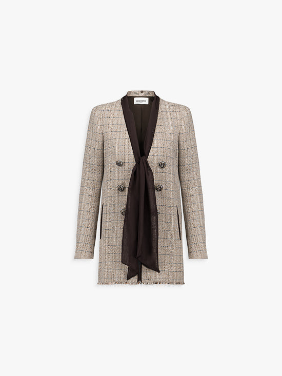 Blazer court en tweed ébène à col lavallière et boutons décorés.