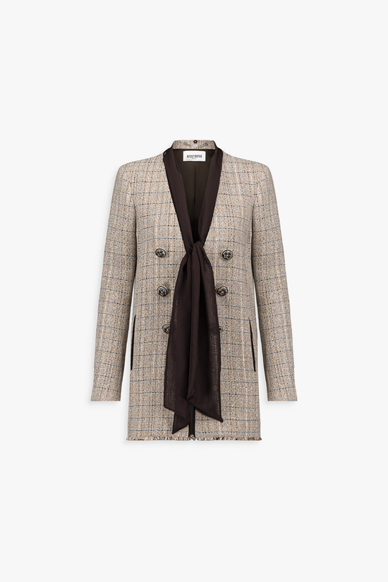 Blazer court en tweed ébène à col lavallière et boutons décorés.