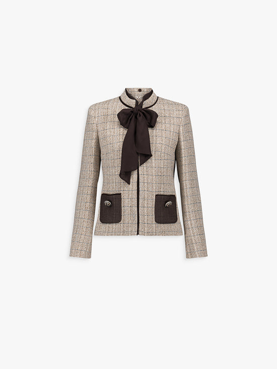 Veste courte à écharpe intégrée, coupe droite et boutons ébène.