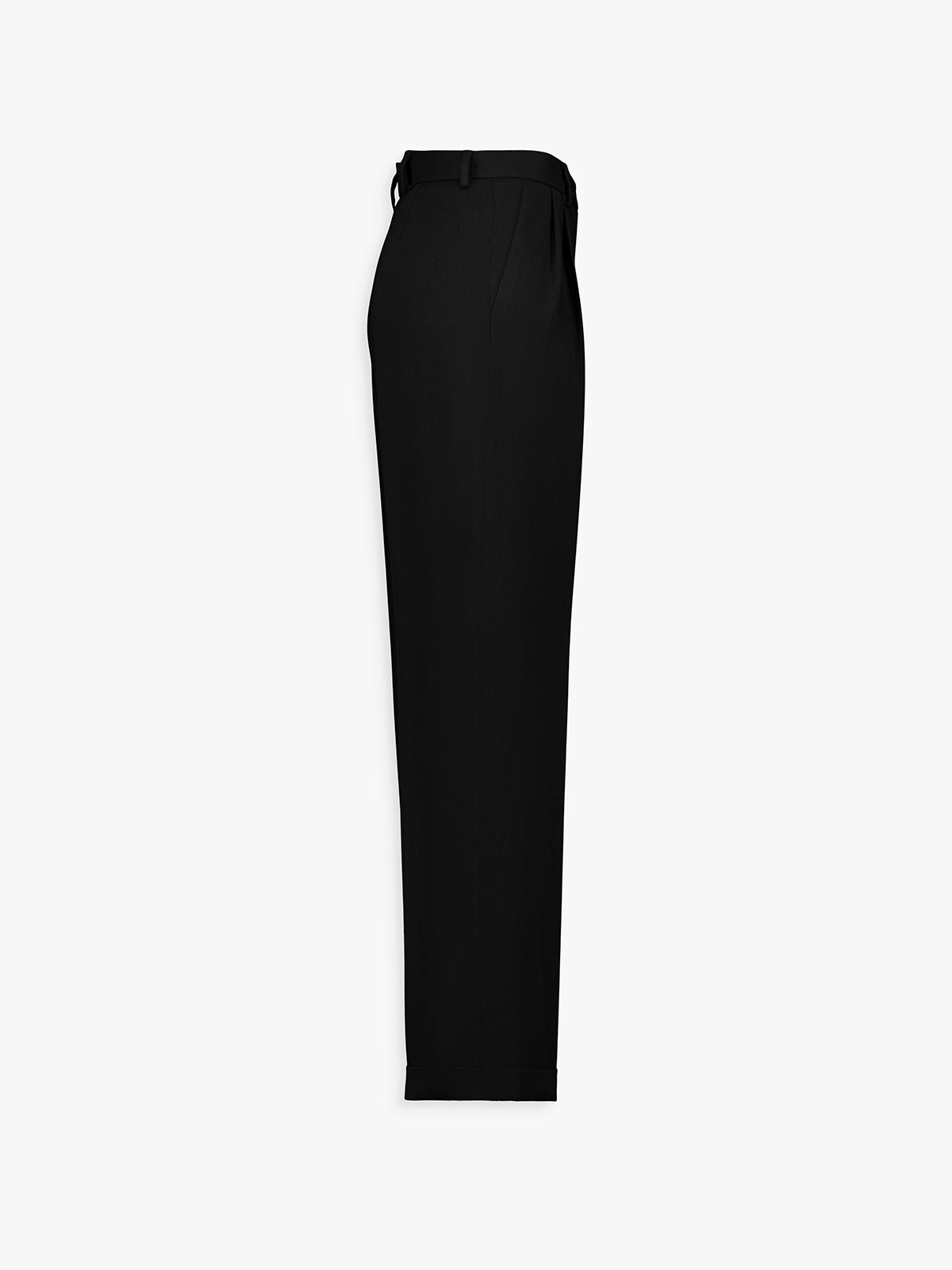 Pantalon noir porté, silhouette fluide et allure naturelle.