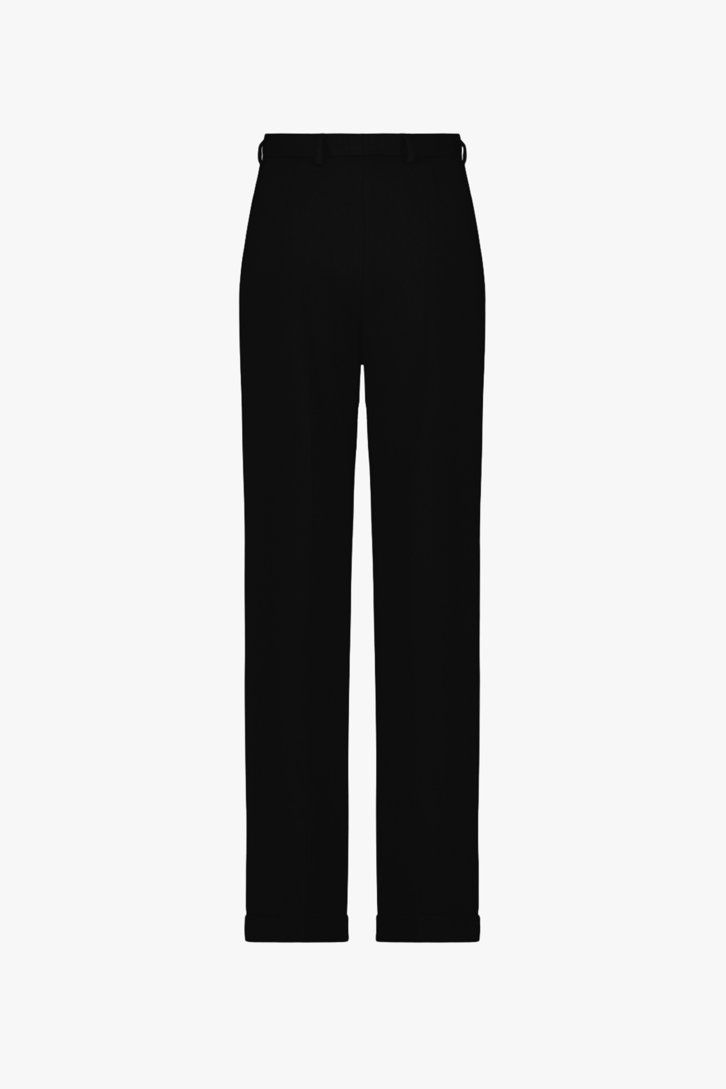 Pantalon noir porté, silhouette fluide et allure naturelle.