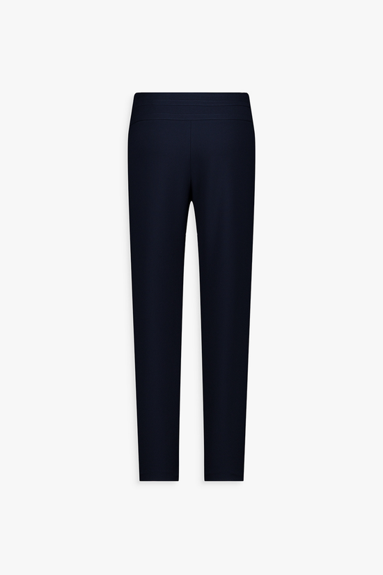 Pantalon droit marine, boutons décoratifs et silhouette structurée.