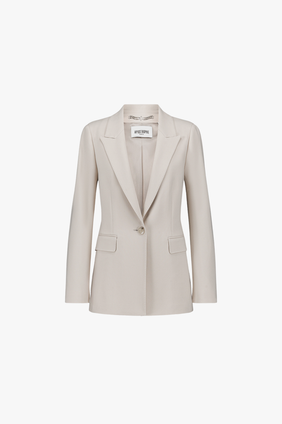 Veste ajustée ton béton à col tailleur, double boutonnière et poches plaquées.