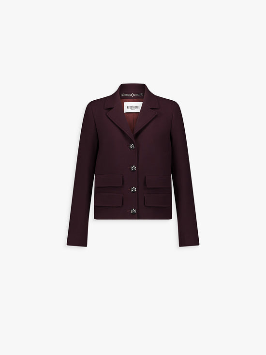 Veste droite grenat à col tailleur et quatre poches plaquées surpiquées.
