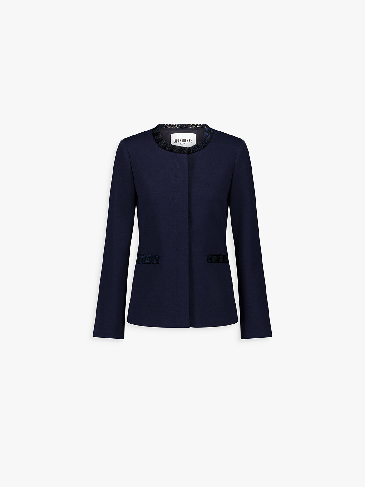 Veste marine portée, allure élégante et silhouette équilibrée.
