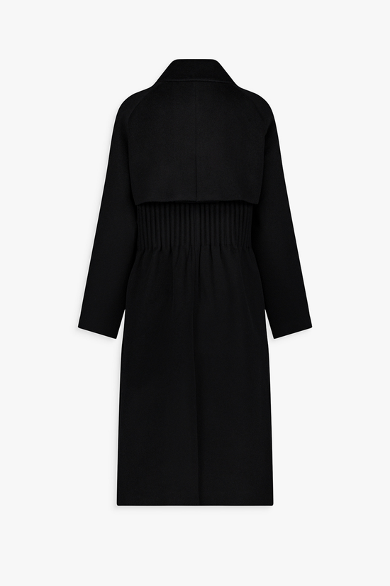 Manteau long noir en laine avec ceinture ton sur ton et poches passepoilées.