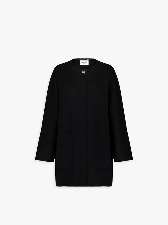 Manteau droit noir en laine et cachemire avec boutons bijoux et poches plaquées.