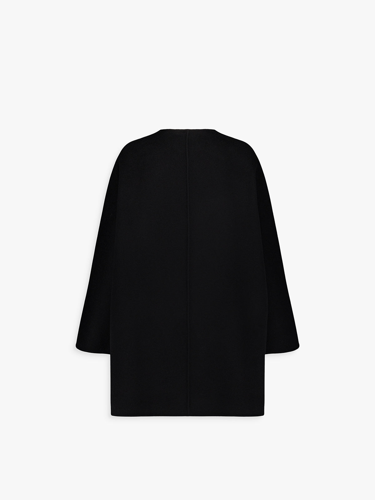 Dos du manteau noir, coupe droite et tombé structuré.