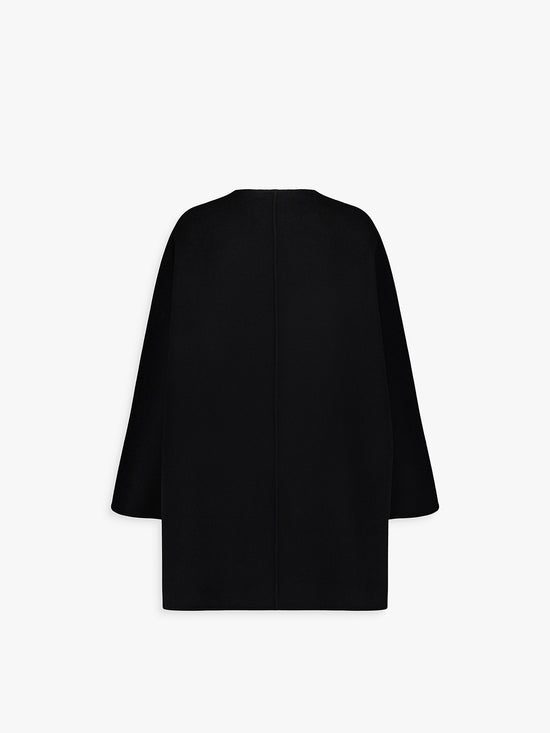 Dos du manteau noir, coupe droite et tombé structuré.
